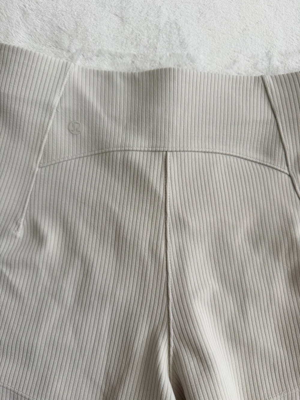 lululemon athletica Off-White/Cream Ribbed High-Waist Lounge Shorts Size 6 - Picture 8 of 8
